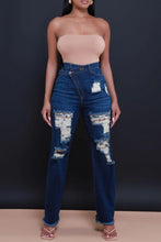 Load image into Gallery viewer, High Rise Destroyed Crossover Closure Jean
