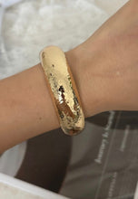 Load image into Gallery viewer, Vintage Resin Statement Bracelet
