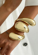 Load image into Gallery viewer, Luxurious Twisted Gold Cuff Bracelet
