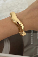 Load image into Gallery viewer, Vintage Resin Statement Bracelet
