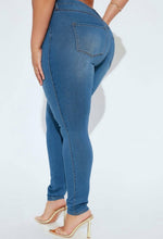 Load image into Gallery viewer, Plus Size High Rise Light Washed Skinny Jeans
