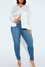 Load image into Gallery viewer, Plus Size High Rise Light Washed Skinny Jeans
