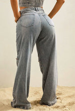 Load image into Gallery viewer, Buttoned Wide-Leg Jeans
