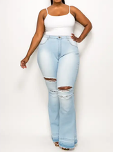 Load image into Gallery viewer, Plus Cury Flare Open And Raw Hem Jean
