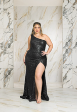 Load image into Gallery viewer, Plus size one shoulder Maxi
