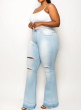 Load image into Gallery viewer, Plus Cury Flare Open And Raw Hem Jean
