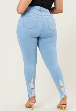 Load image into Gallery viewer, Plus Rew Edges Skinny Jeans
