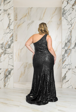 Load image into Gallery viewer, Plus size one shoulder Maxi
