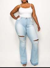 Load image into Gallery viewer, Plus Cury Flare Open And Raw Hem Jean
