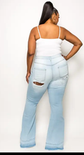 Load image into Gallery viewer, Plus Cury Flare Open And Raw Hem Jean
